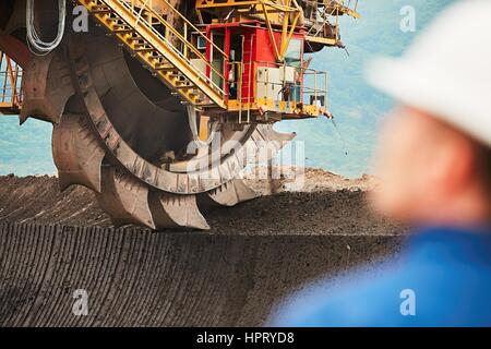 Kohle-Bergbau im Tagebau - Worker blickt auf die riesige Bagger - Industrie in der Tschechischen Republik Stockfoto