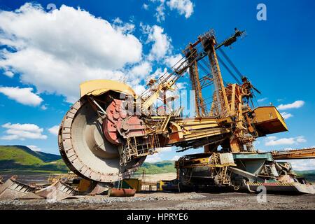 Riesige Bergwerksmaschine in der Kohlengrube Stockfoto