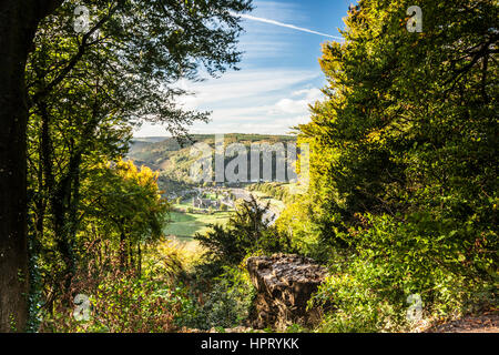 Ansicht von des Teufels Kanzel über das Wye Valley und Tintern Abbey in Monmouthshire, Wales. Stockfoto