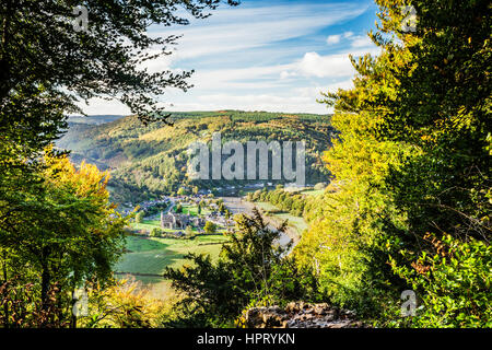 Ansicht von des Teufels Kanzel über das Wye Valley und Tintern Abbey in Monmouthshire, Wales. Stockfoto