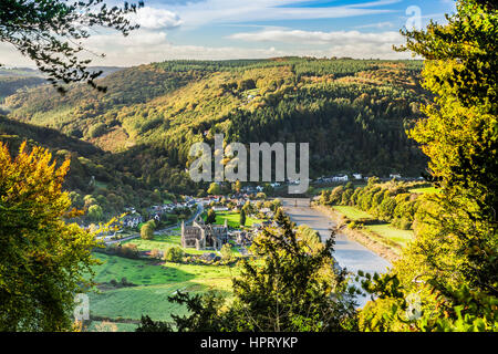 Ansicht von des Teufels Kanzel über das Wye Valley und Tintern Abbey in Monmouthshire, Wales. Stockfoto