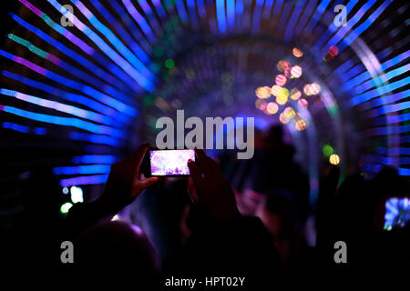 Blur, Kamera, Menge, Unterhaltung, Abend, Fokus, Spaß, Hände hoch, Hände hoch Mann, Glück, glücklich, Licht, Tunnel, mobile, Bewegung, Nacht, nightli Stockfoto