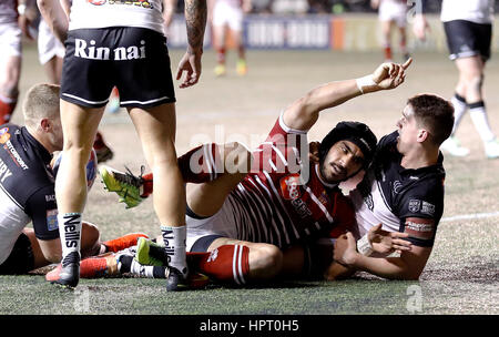 Wigan Warriors Thomas Leuluai geht über für einen Versuch gegen Widnes Wikinger während der Super-League-Spiel im Stadium wählen Sie Sicherheit, Widnes. Stockfoto