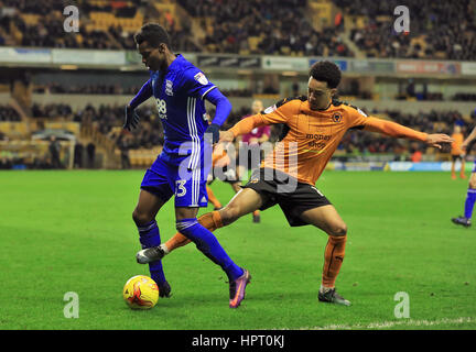 Birmingham City Cheick Keita (links) und Wolverhampton Wanderers Helder Costa Kampf um den Ball während der Himmel Bet Championship match bei Molineux, Wolverhampton. Stockfoto