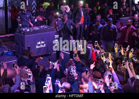 Grime MC Stormzy gibt einen Überraschungsgig im Boxpark Croydon im Süden Londons, um sein Debütalbum 'Gang Signs & Prayer' zu promoten. Stockfoto