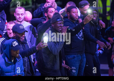 Grime MC Stormzy (Mitte) gibt einen Überraschungsgig im Boxpark Croydon im Süden Londons, um sein Debütalbum 'Gang Signs & Prayer' zu promoten. Stockfoto