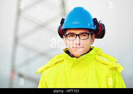 Arbeiter, reflektierende Kleidung mit Helm zu tragen. Stockfoto