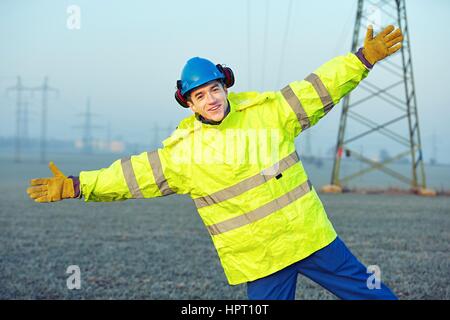 Gutaussehender glücklicher Vorgesetzter oder Techniker auf schwarzem  Hintergrund Stockfotografie - Alamy