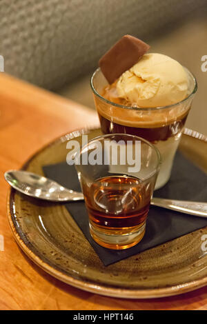 Affogato - Vanille-Eis, Espresso und Karamell-Sauce, serviert mit Amaretto Stockfoto