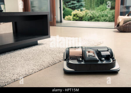 Roboter-Staubsauger arbeiten in modernen Haus Stockfoto