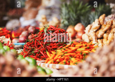 Rote Chili auf dem traditionellen Gemüsemarkt in Hanoi, Vietnam Stockfoto