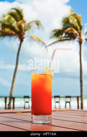 Kalten Tequila Sunrise cocktail am Strand Stockfoto