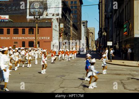 Ein Bohrer-Team bestehend aus afro-amerikanischen Kinder marschiert nach unten Locust Street während einer Memorial Day Parade in der Innenstadt von St. Louis, Missouri, 28. Mai 1956. Gebäude einschließlich Avis ein Auto mieten, das katholische Information Center, die Farm und Hause Einsparungen und Loan Association Building, und Scruggs Vandervoort Barney Anhang (jetzt auf dem National Register of Historic Places). Stockfoto