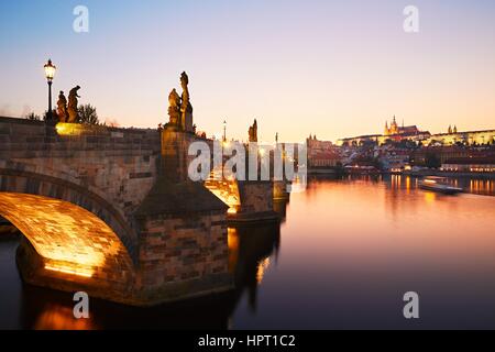 Einer der am meisten besuchten Orte in Prag in der Tschechischen Republik. Karlsbrücke an den traumhaften Sonnenuntergang. Stockfoto