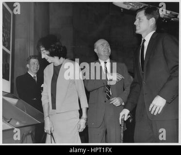 Persönliche Sekretärin zu John F. Kennedy Evelyn Lincoln, Special Assistant Assistent Termine Sekretär John F. Kennedy David Powers und Senator Ted Kennedy anzeigen eine Vitrine während der Eröffnung der John F. Kennedy Reisen zeigen in den National Archives, College Park, Maryland, März 1965. Stockfoto