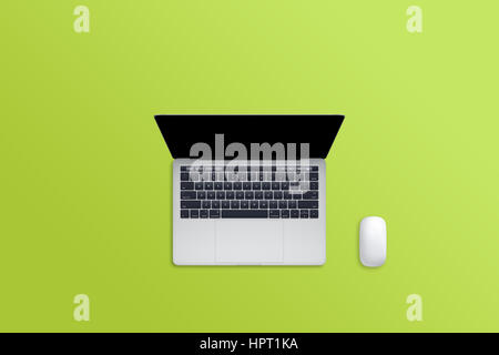 Laptop-Computer und Maus auf grünen Schreibtisch. Freiraum für Text. Leeres Display für Mock-up. Stockfoto