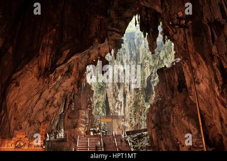 Tempel in der Mitte einer Höhle bei Batu Höhlen Tempelanlage in Kuala Lumpur, Malaysia. Stockfoto