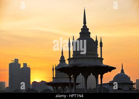 Türme der historischen Gebäude Bahnhof in Kuala Lumpur bei Sonnenaufgang. Stockfoto