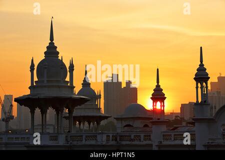 Türme der historischen Gebäude Bahnhof in Kuala Lumpur bei Sonnenaufgang. Stockfoto