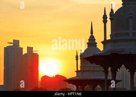 Türme der historischen Gebäude Bahnhof in Kuala Lumpur bei Sonnenaufgang. Stockfoto