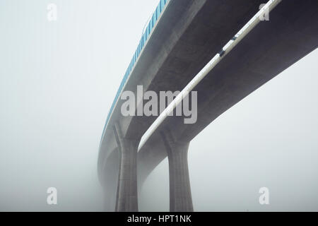 Hochstraße in Mysterium Nebel, Prag, Tschechische Republik Stockfoto