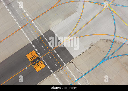 Flugplatz - leitet Kennzeichnung auf Taxiway zur Startbahn Stockfoto