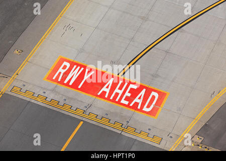 Flugplatz - leitet Kennzeichnung auf Taxiway zur Startbahn Stockfoto