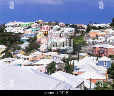 Pastellfarbene Häuser auf Hügel, St George Town, St.George es Parish, Bermuda Stockfoto