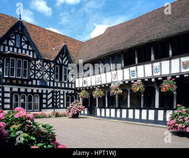 Der Hof des 16. Jahrhunderts Lord Leycester Hospital, High Street, Warwick, Warwickshire, England, Vereinigtes Königreich Stockfoto