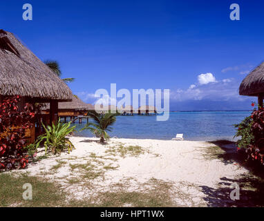 Ansicht der Kabinen über Meer, Hotel Sofitel Moorea, Französisch-Polynesien, Tahiti Stockfoto