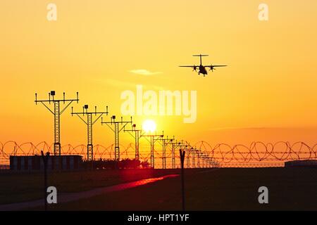 Silhouette des Flugzeugs bei Sonnenuntergang Stockfoto