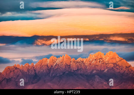 Linsenförmige Wolke über Orgel Berg-Wüste Gipfeln National Monument, New Mexico.  Gebildet durch Executive Order von Präsident Obama. Stockfoto