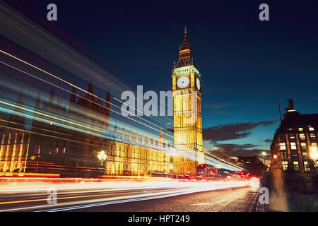 Lichtspuren auf der Westminster Bridge nach Sonnenuntergang. Big Ben und House of Parliament in London, United Kingdom of Great Britain and Northern Irela Stockfoto