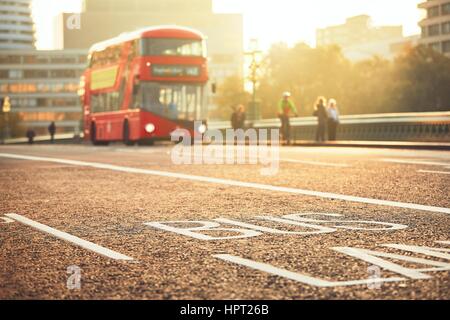 Alltag in der Stadt. Busspur und Busse des öffentlichen Verkehrs auf der Straße. London, Vereinigtes Königreich von Großbritannien und Nordirland Stockfoto