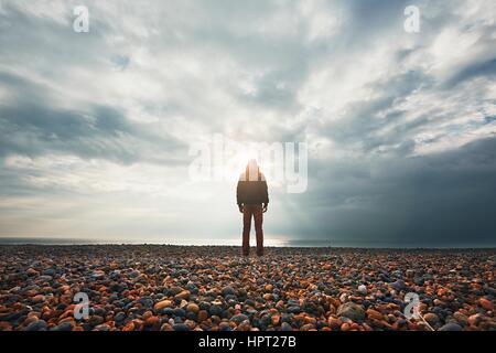 Silhouette der allein und nachdenklicher Mann am Strand Stockfoto