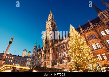 Marienplatz mit dem Weihnachtsmarkt in München Stockfoto