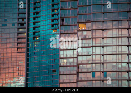 Relections bei Sonnenuntergang auf Wohnungen im Bereich der Honolulu Ala Moana bauen. Stockfoto