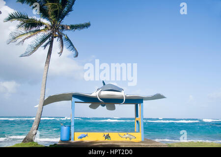 neue Bushaltestelle mit Stingray Skulptur auf Hauptstraße Sally Peachie Corn Island Nicaragua Mittelamerika am karibischen Meer Stockfoto