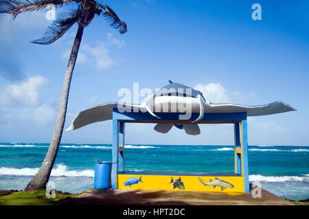 neue Bushaltestelle mit Stingray auf Hauptstraße Sally Peachie Corn Island Nicaragua Mittelamerika am karibischen Meer Stockfoto