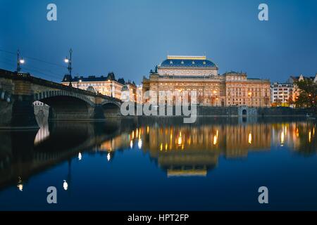 Abenddämmerung in der Stadt - Nationaltheater in Prag, Tschechische Republik Stockfoto