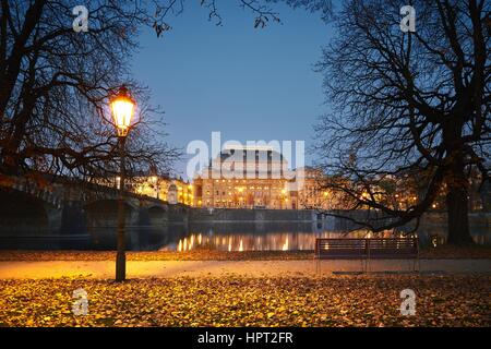 Stadtpark und das Nationaltheater in Prag, Tschechische Republik Stockfoto