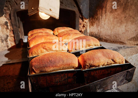 Traditionelle Zubereitung von Brot in der Bäckerei. Stockfoto