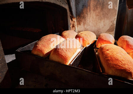 Traditionelle Zubereitung von Brot in der Bäckerei. Stockfoto