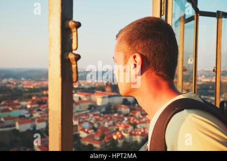 Junge Touristen auf der Suche auf den historischen Teil der Hauptstadt Prag, Tschechische Republik Stockfoto