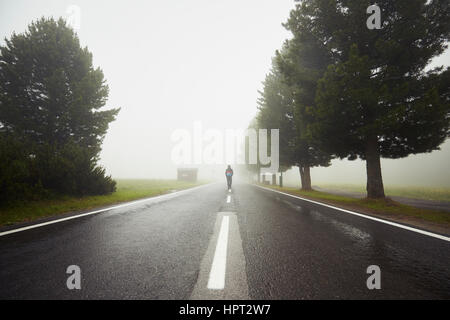 Einsamer Mann ist Fuß in geheimnisvollen Nebel Stockfoto