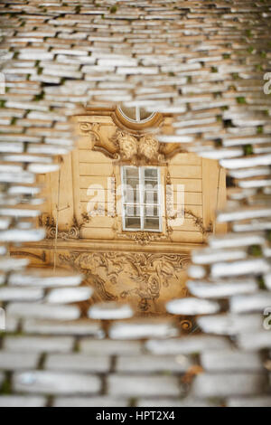 Nach Regen in Prag - Reflexion des Hauses in der Pfütze Stockfoto