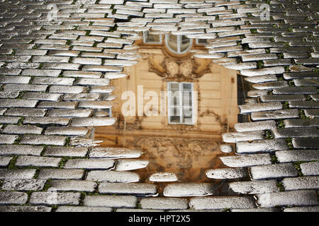 Nach Regen in Prag - Reflexion des Hauses in der Pfütze Stockfoto