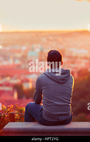 Junger Mann sucht im Sunrise. Stockfoto