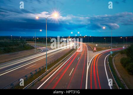 Verkehr in der Nacht. Lichter der Autos und Lastwagen auf der Autobahn. Prag, Tschechische Republik Stockfoto