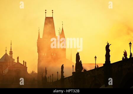 Mysterium Nebel bei Sonnenaufgang. Karlsbrücke in Prag, Tschechien. Stockfoto